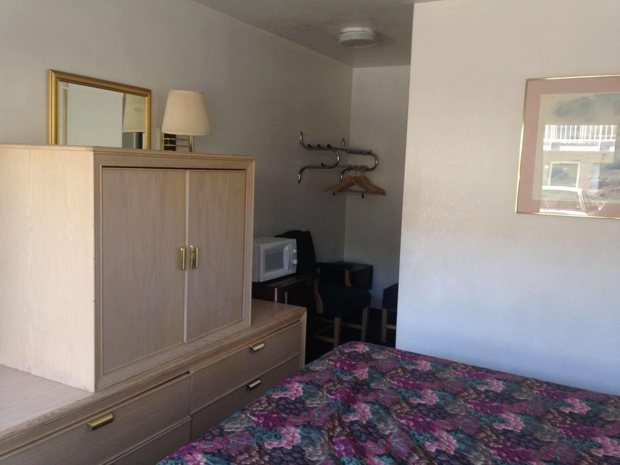 American Budget Inn And Suites-Modesto Buitenkant foto