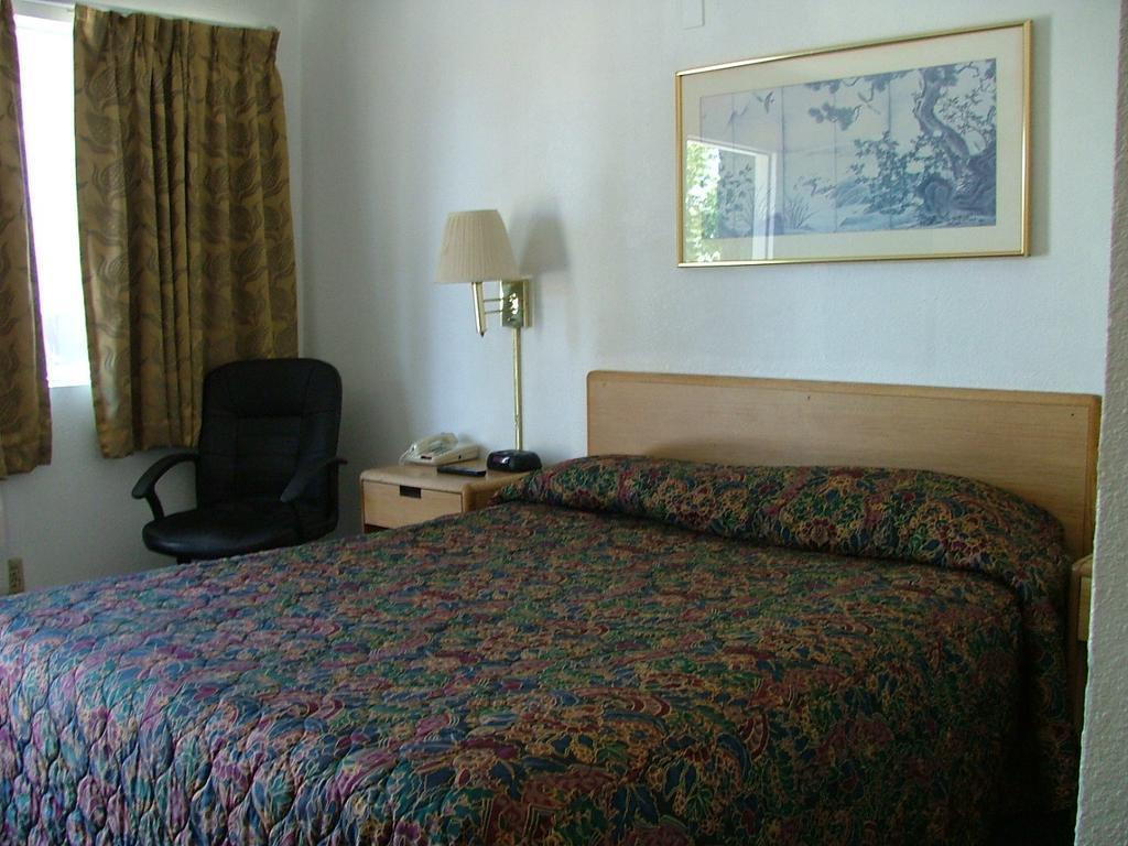 American Budget Inn And Suites-Modesto Buitenkant foto